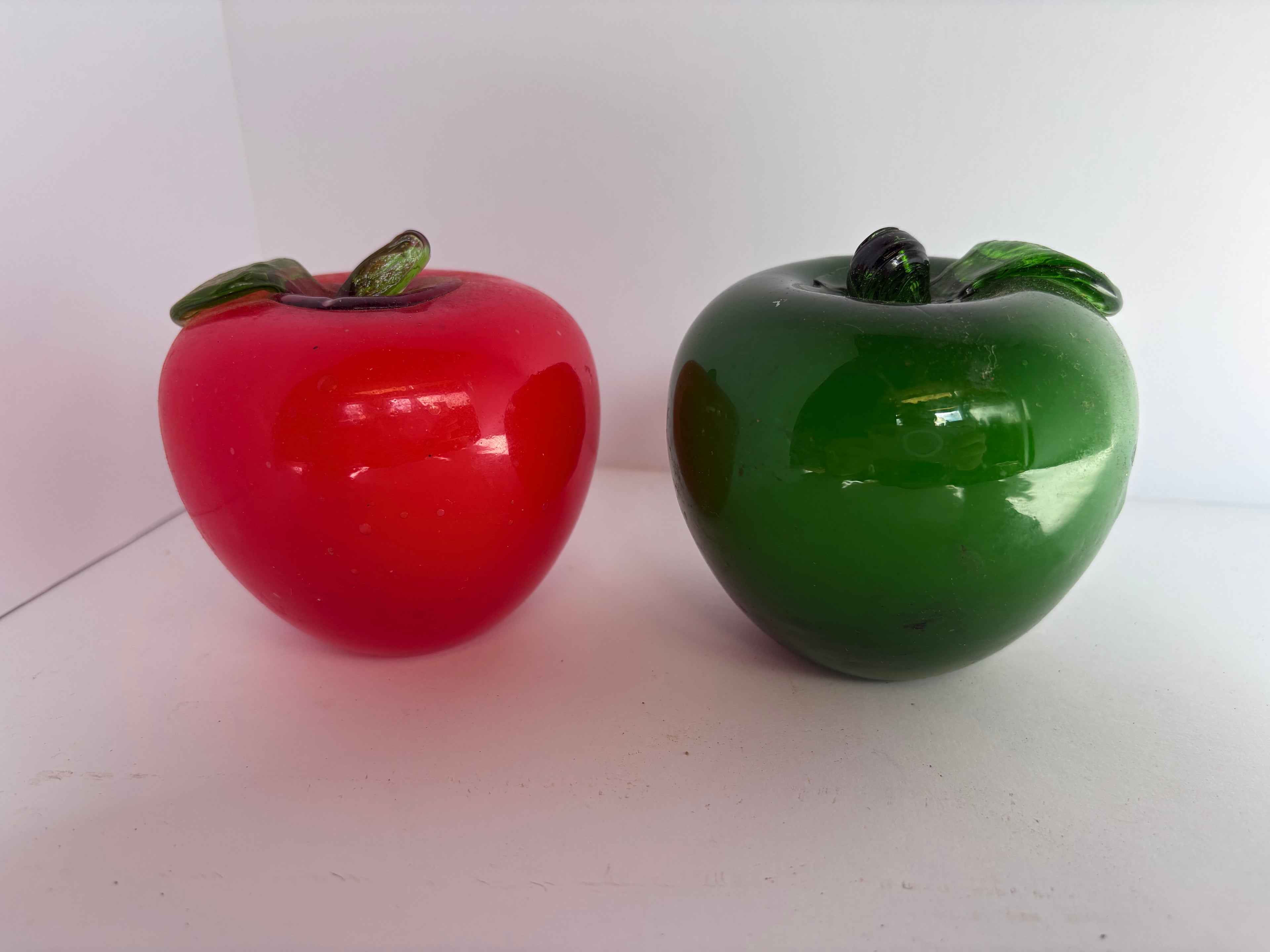 + Handblown Art Glass Apples Set of 2 1 Green/1 Red P 162