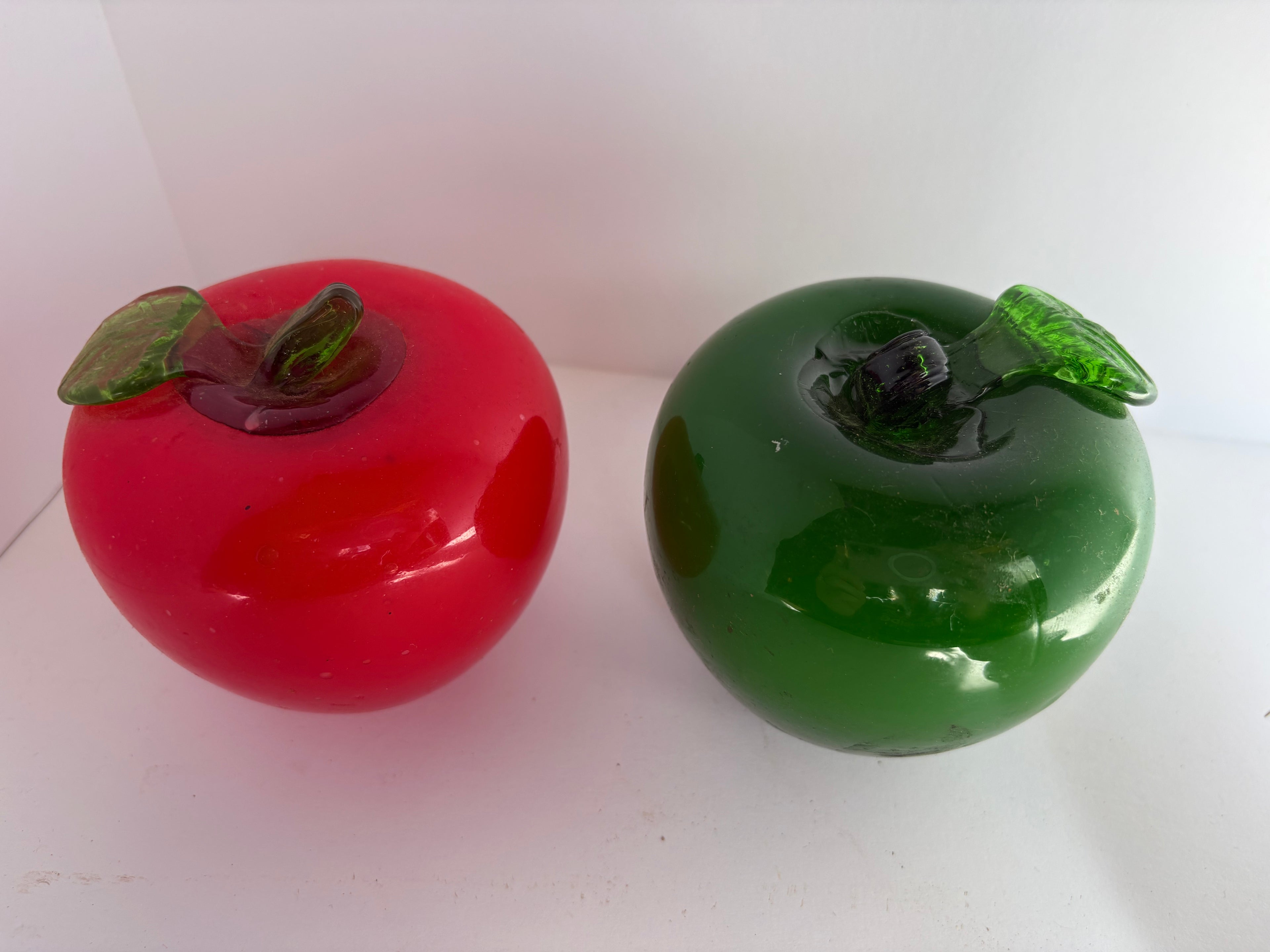 + Handblown Art Glass Apples Set of 2 1 Green/1 Red P 162
