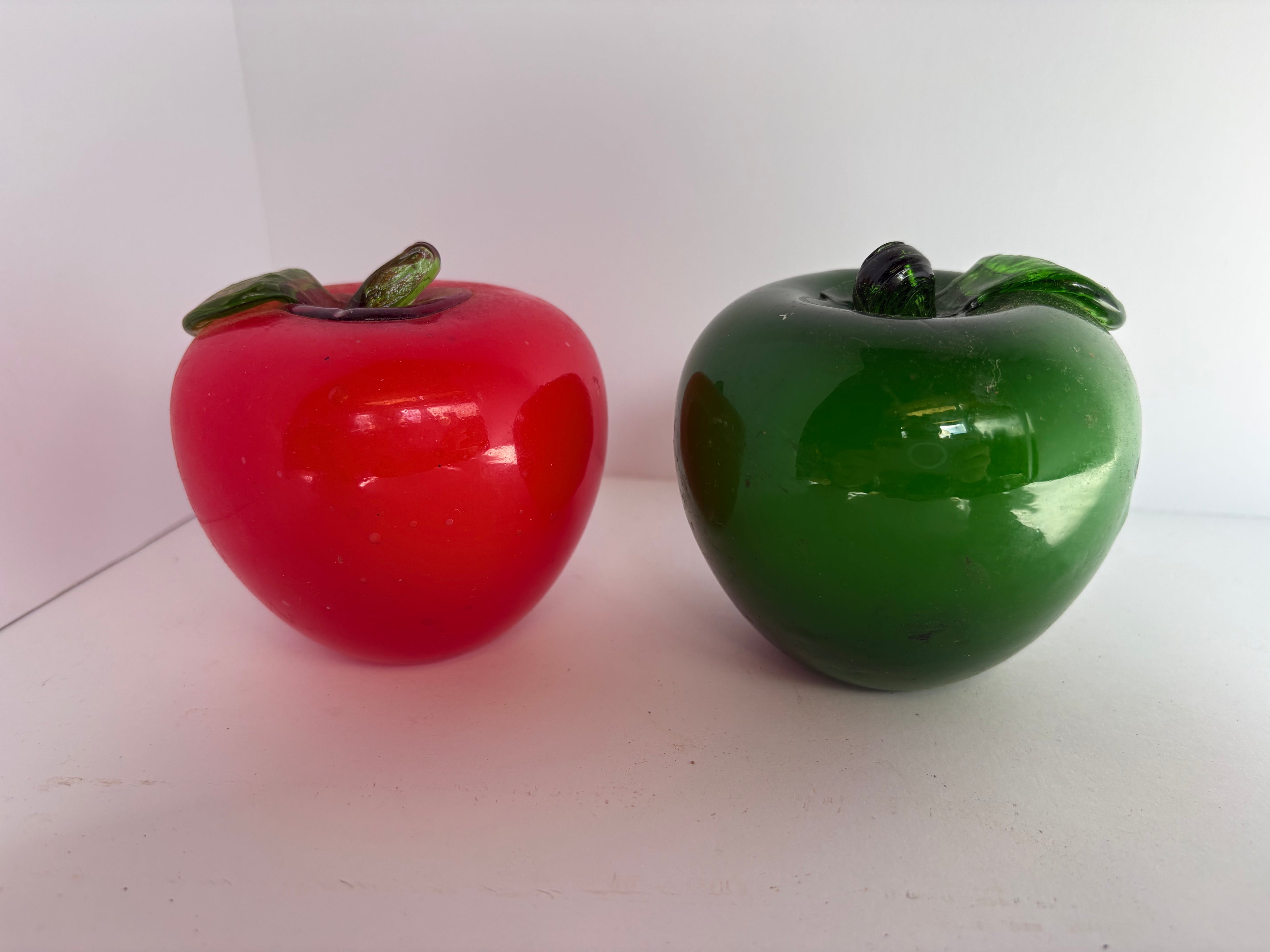 + Handblown Art Glass Apples Set of 2 1 Green/1 Red P 162